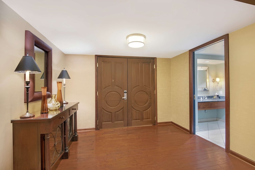 Suite, 1 King Bed - Photo 4
