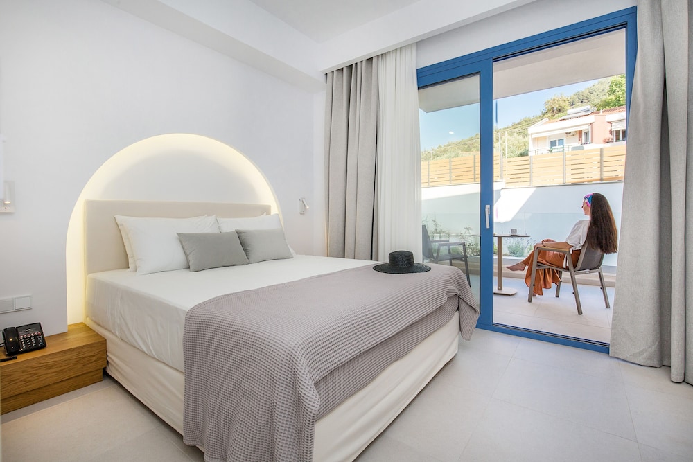 Standard Room, 1 Queen Bed, Non Smoking, Garden View photo 3