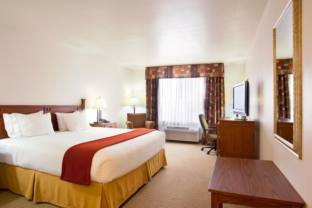 Suite, 1 King Bed with Sofa bed, Corner (Wet Bar) - Photo 1