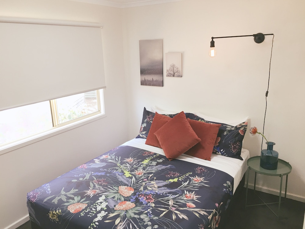 Renovated Hometown Cabin (Sleeps 4) photo 1