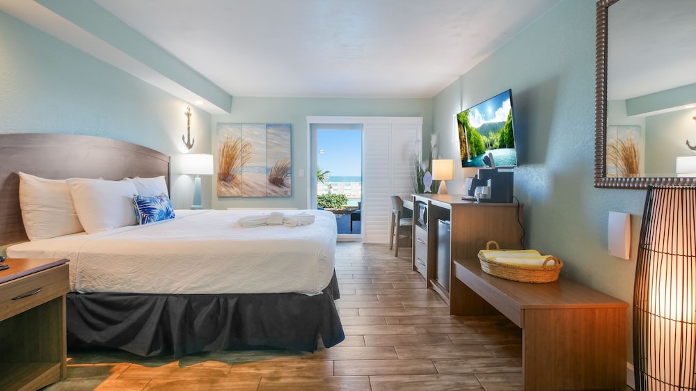 Room,1 King Bed, Oceanfront - Photo 2