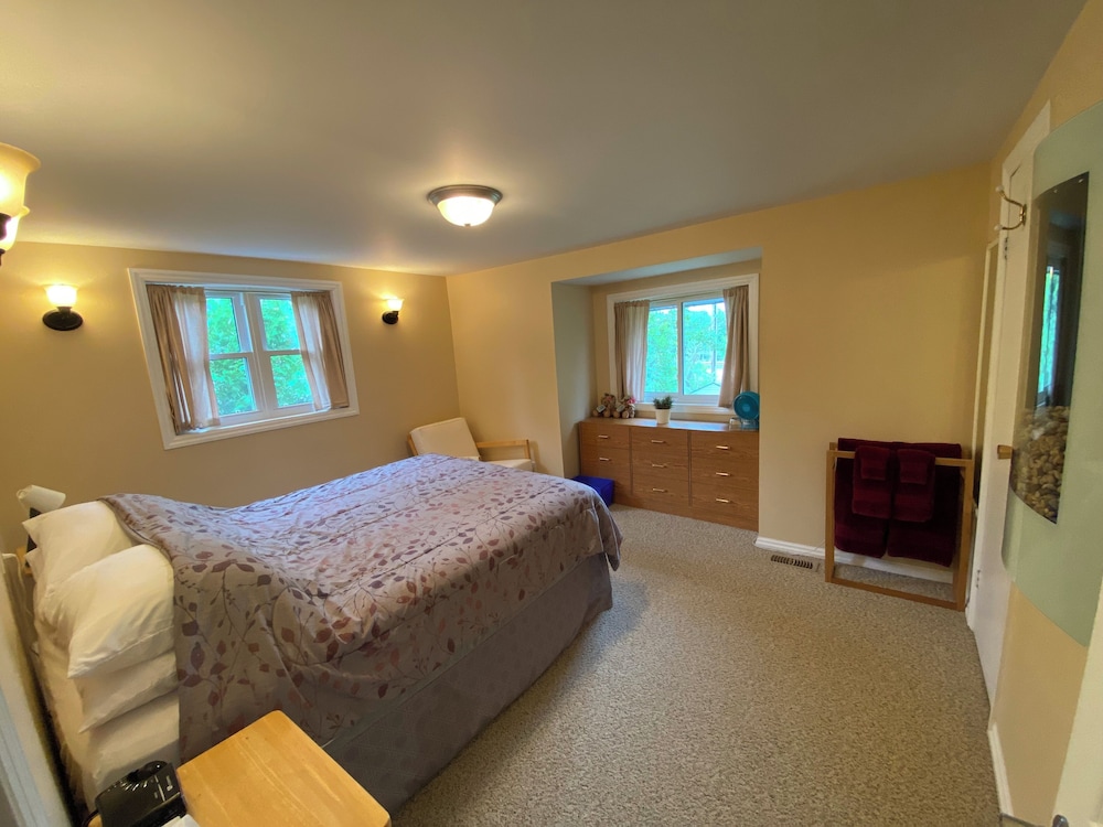 Klondike Bear Room, 1 Queen Bed, Shared Bathroom photo 1