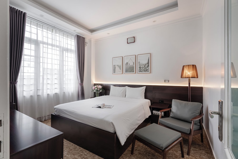 Classic Studio Suite, 1 Queen Bed, City View
