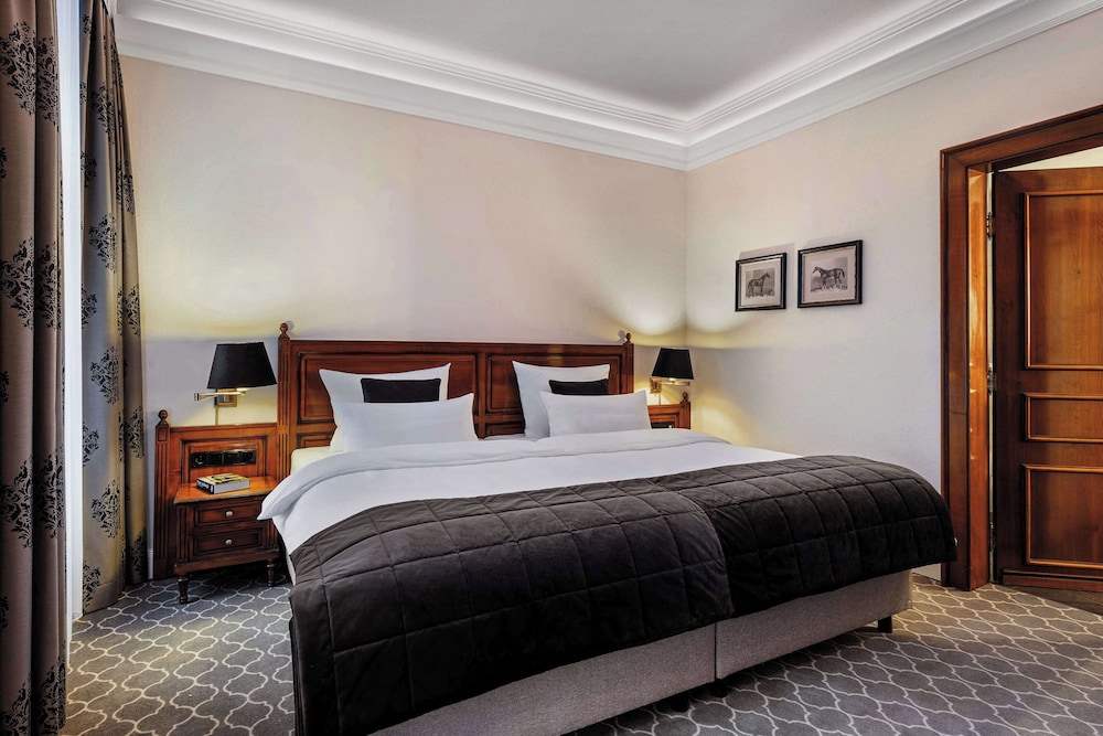 Junior Suite, 1 Double Bed, Bathtub, Garden Area - Photo 5