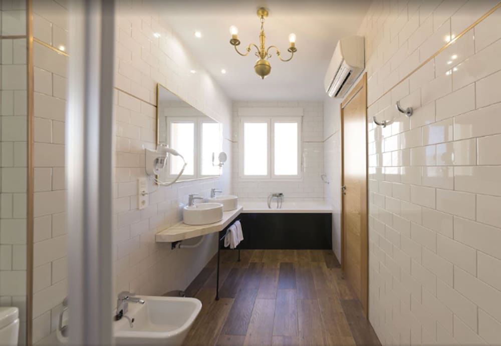 Suite - Photo 2