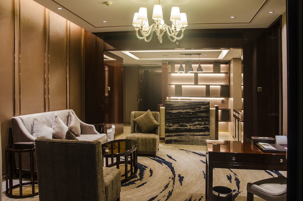 Executive Suite, 1 King Bed, Smoking, Lake View