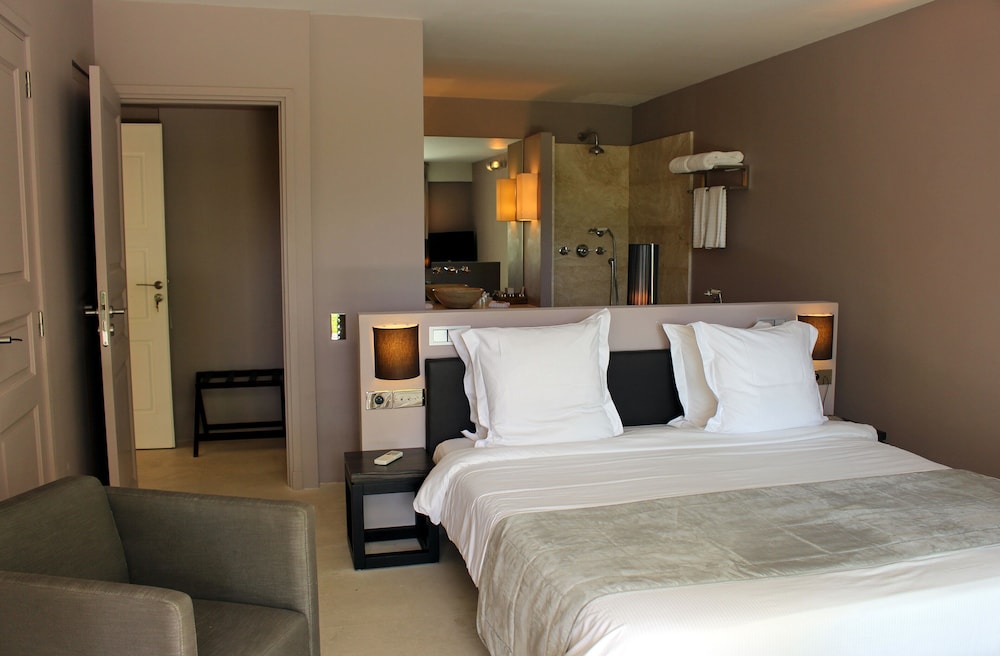 Room (Chambre Comtemporaine)