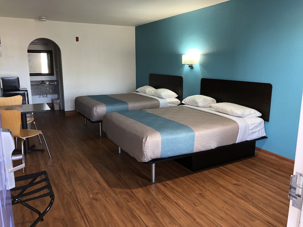 Deluxe Room, 2 Queen Beds, Smoking, Refrigerator & Microwave - Photo 9
