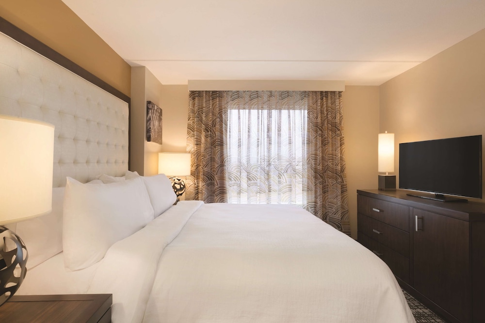 2 Room Suite, 1 King Bed, Hearing Accessible photo 3