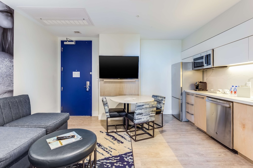 Suite, 2 Queen Beds with Kitchen and Sofa - Photo 6
