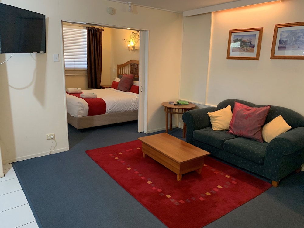 Executive Apartment, 1 King Bed, Kitchenette, Garden View