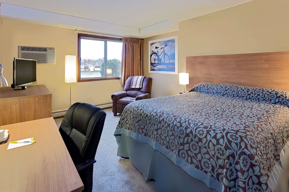 Upgraded, Standard Room, 1 Queen Bed photo 1