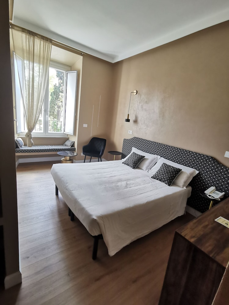 Deluxe Double Room thumbnail 6