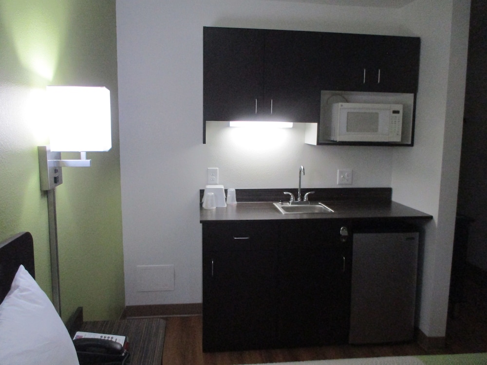 Deluxe Room, 1 Queen Bed, Non Smoking, Refrigerator & Microwave - Photo 4