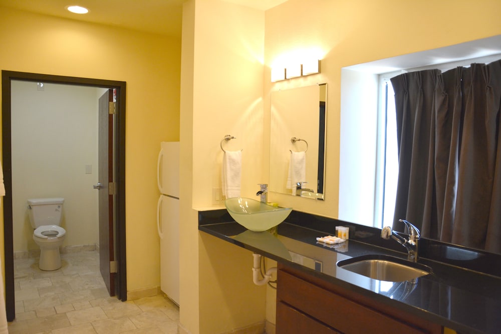 Suite, 1 Bedroom, Non Smoking (3 Queen Beds) - Photo 7