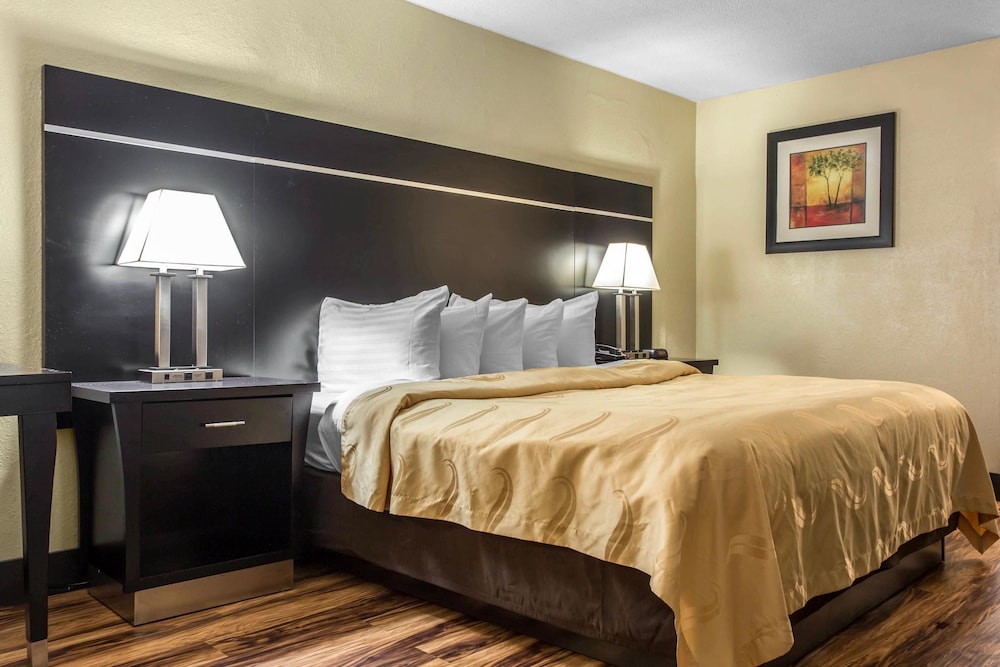 Standard Room, 1 King Bed, Smoking - Photo 1