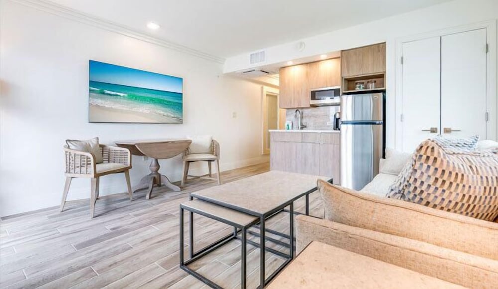 Gulf Front First Floor Suite - Photo 3