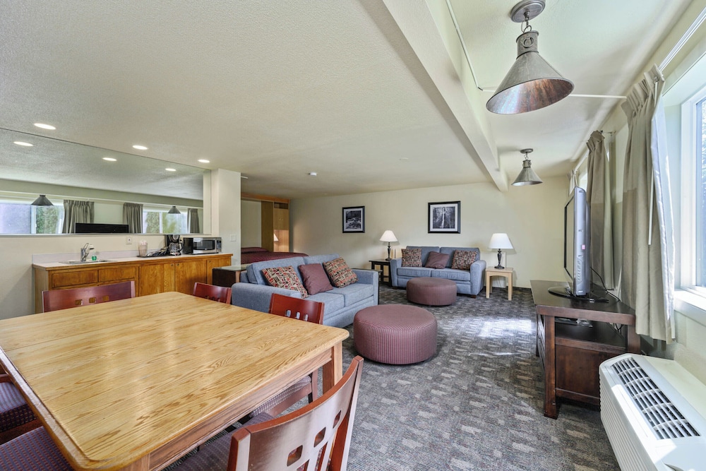 Family Triple Room, Non Smoking, Courtyard View