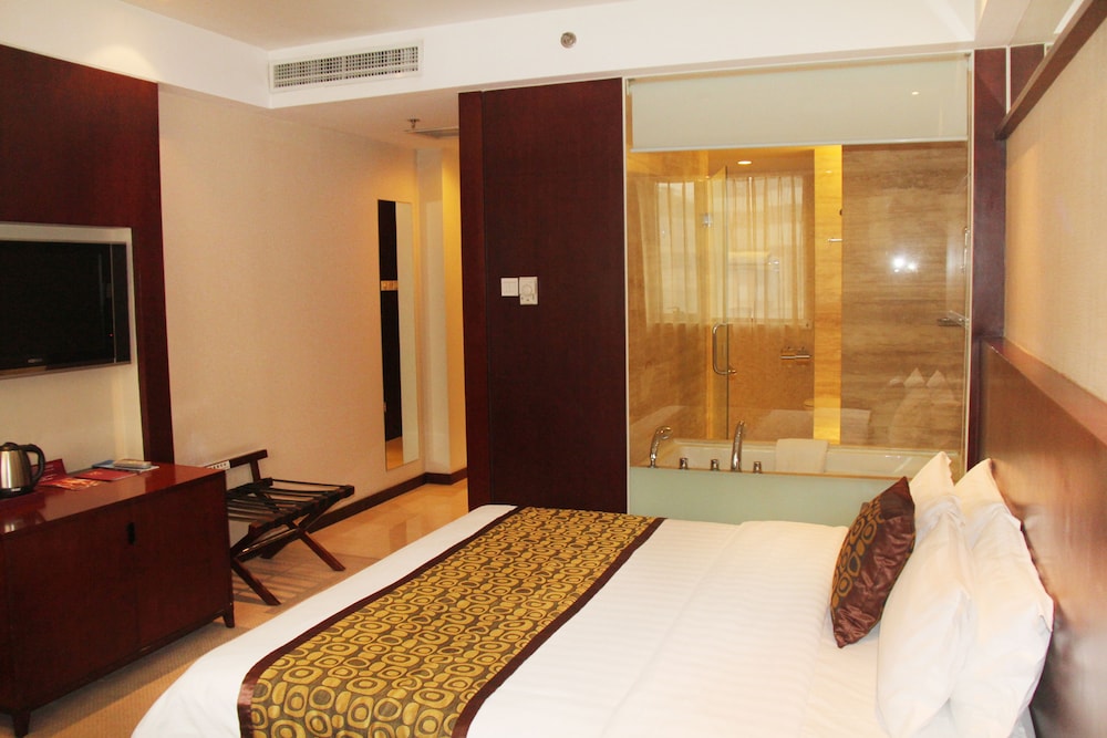 Superior Room, 1 King Bed photo 3
