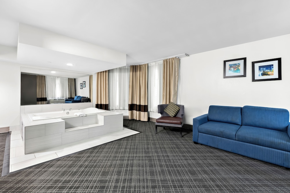 Suite, 1 King Bed Jacuzzi With Pool View photo 3