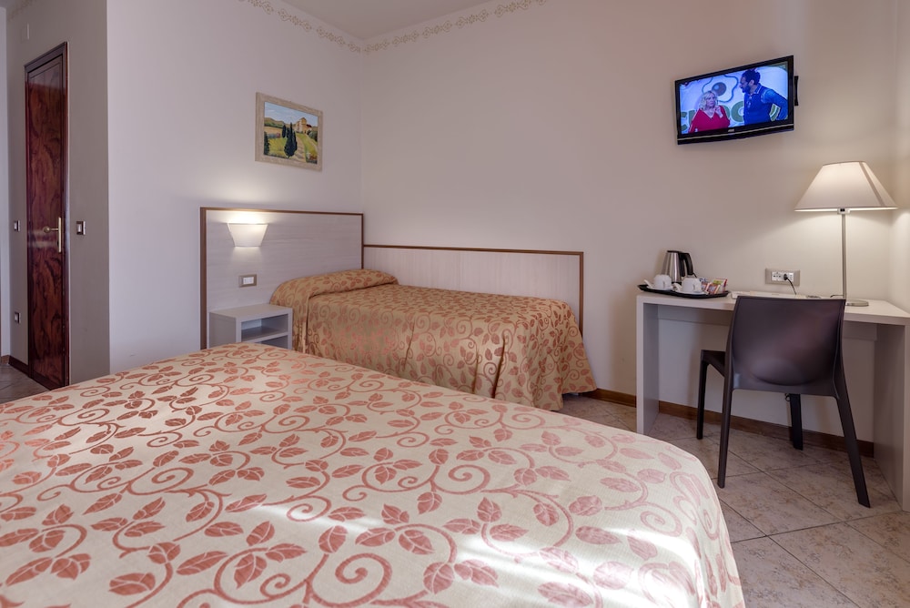 Economy Triple Room photo 1