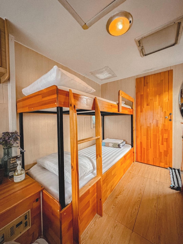 Campervan for 2 adults and 2 children - Photo 13