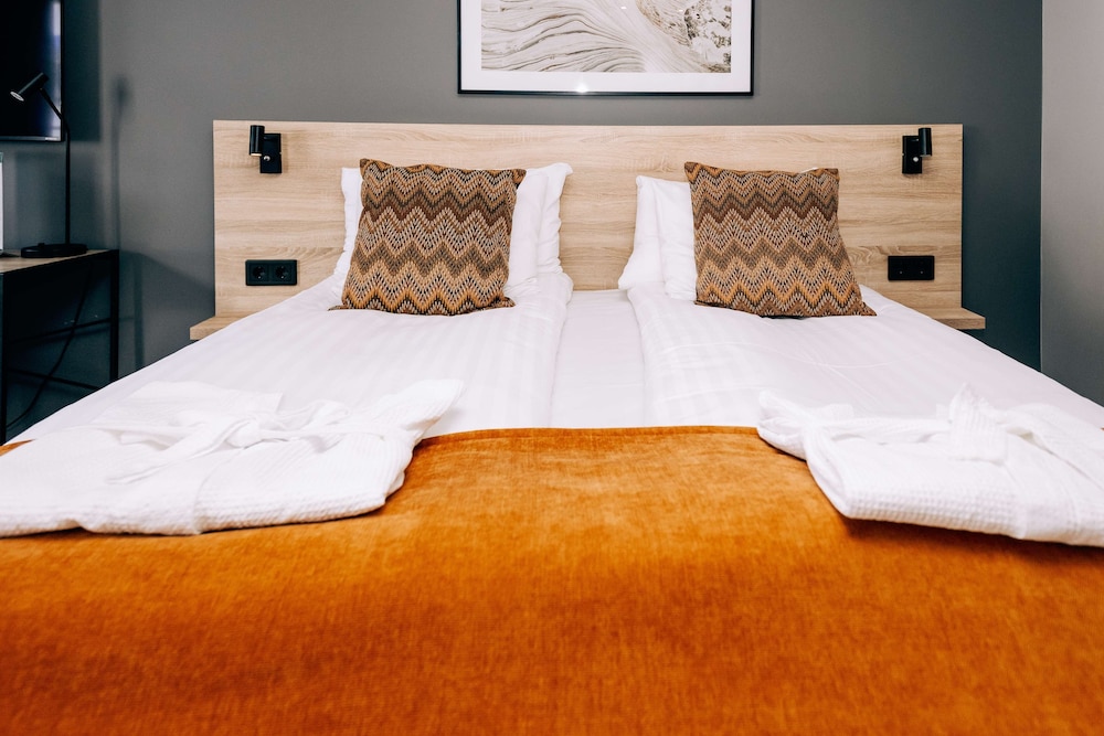 Deluxe Room, 1 King Bed, Non Smoking (With Sofabed) - Photo 6