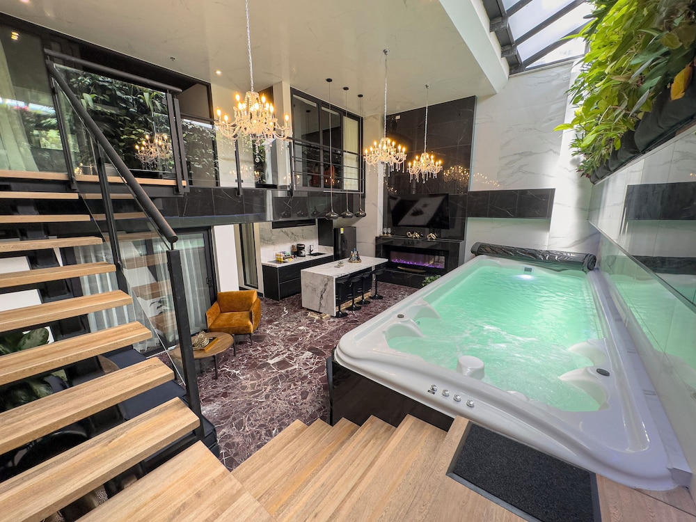 4-Bedroom apartment with private pool