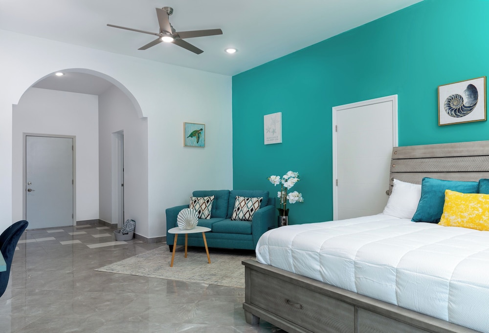 Deluxe Single Room, 1 King Bed, Balcony photo 2