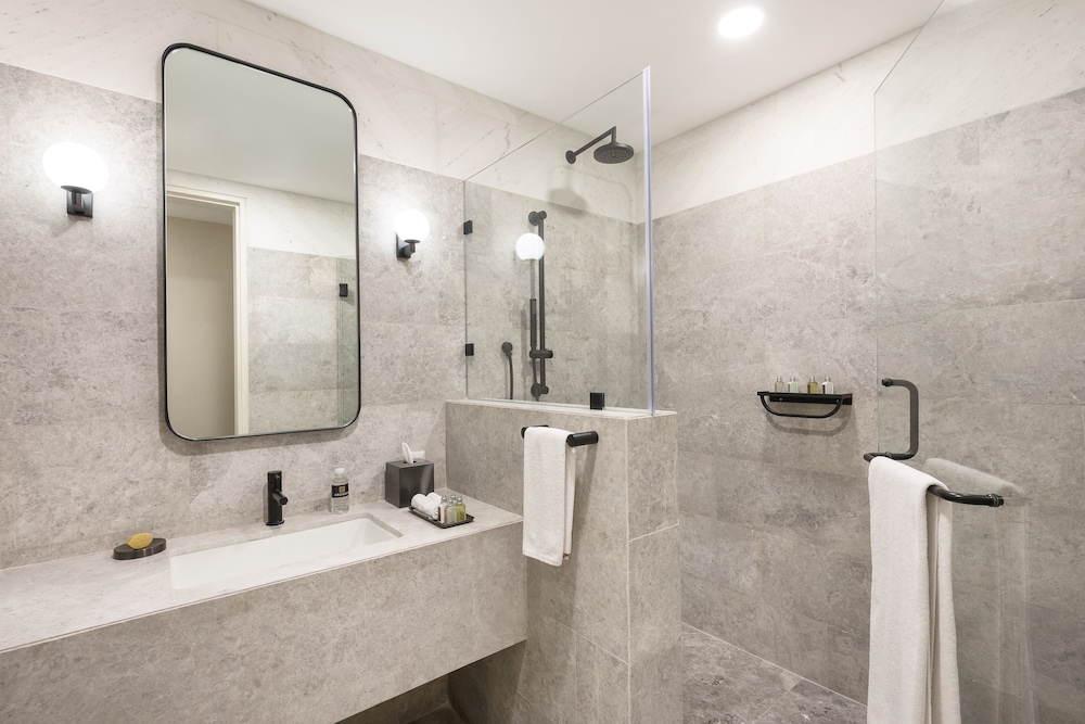 Executive Suite - Photo 6