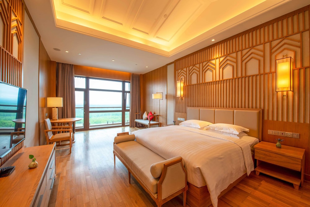 Deluxe Room, 1 King Bed, Mountain View photo 3