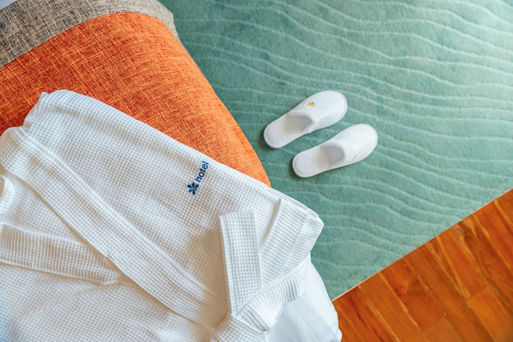 Ocean Front Premier with Lounge access (Breakfast at Restaurant, includes child) - Photo 5