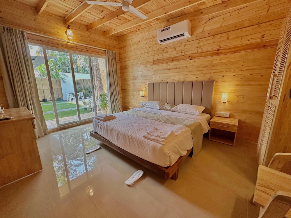 Deluxe Room, Balcony, Pool View