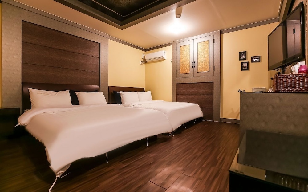 Twin Room - Photo 1