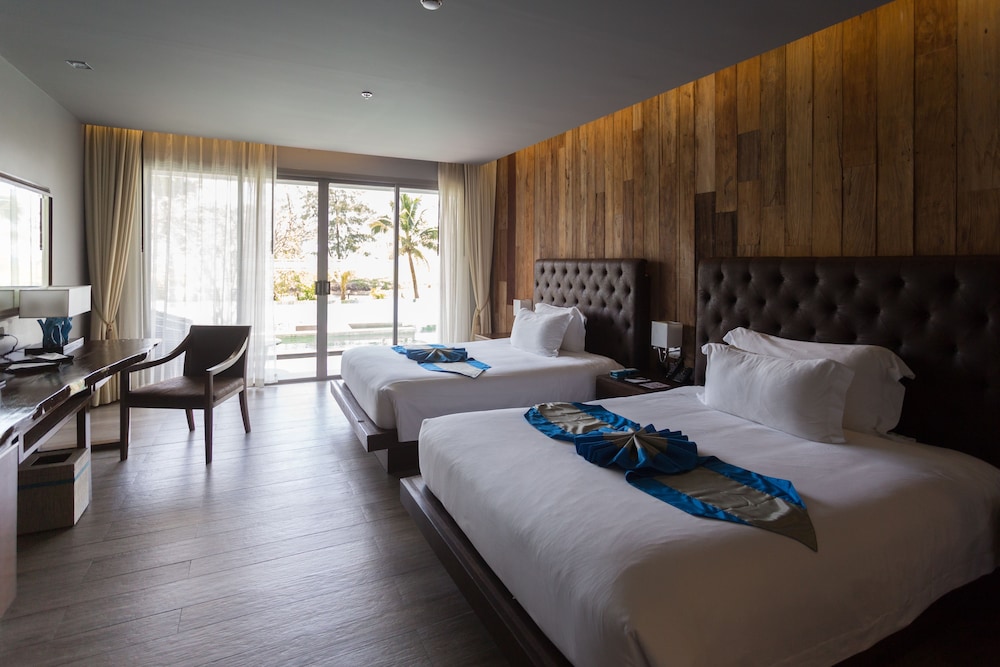 Horizon Pool Access Room Queen Bed