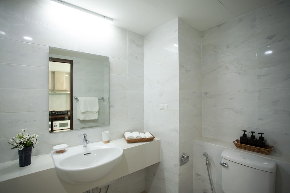 Deluxe Corner Room - Photo 8
