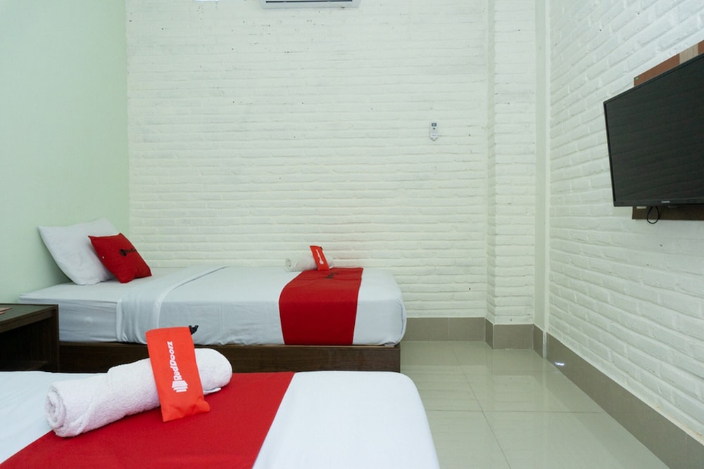 Twin Room (RedDoorz) photo 1