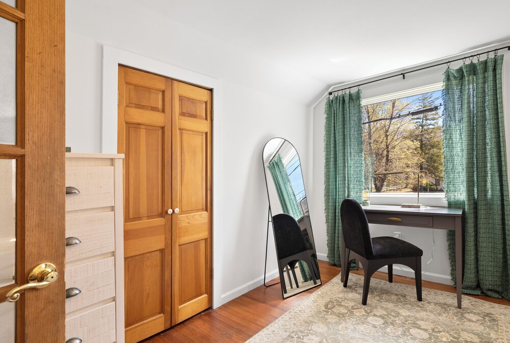 Deluxe Suite - This unit is not pet friendly photo 2