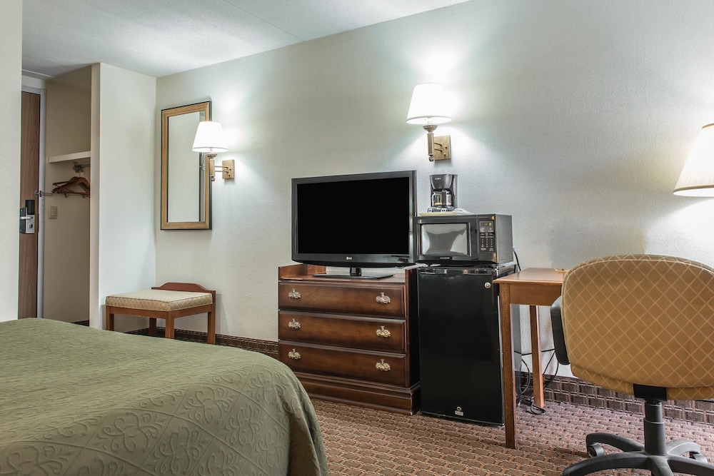 Standard Room, 1 Queen Bed, Non Smoking - Photo 8