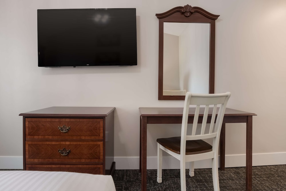 Deluxe Room, 1 Queen Bed, Non Smoking (Chandelier) - Photo 4