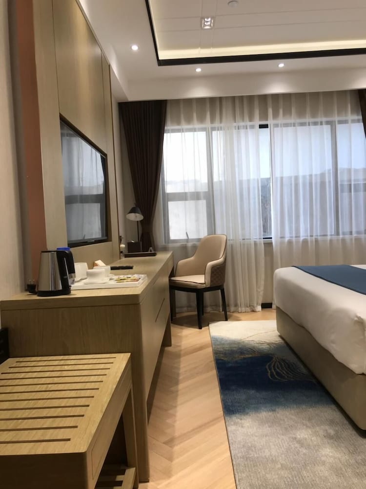 Standard Room, 1 Queen Bed - Photo 2
