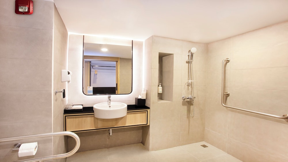 Standard Room, 1 Queen Bed, Accessible (Free Breakfast) photo 3