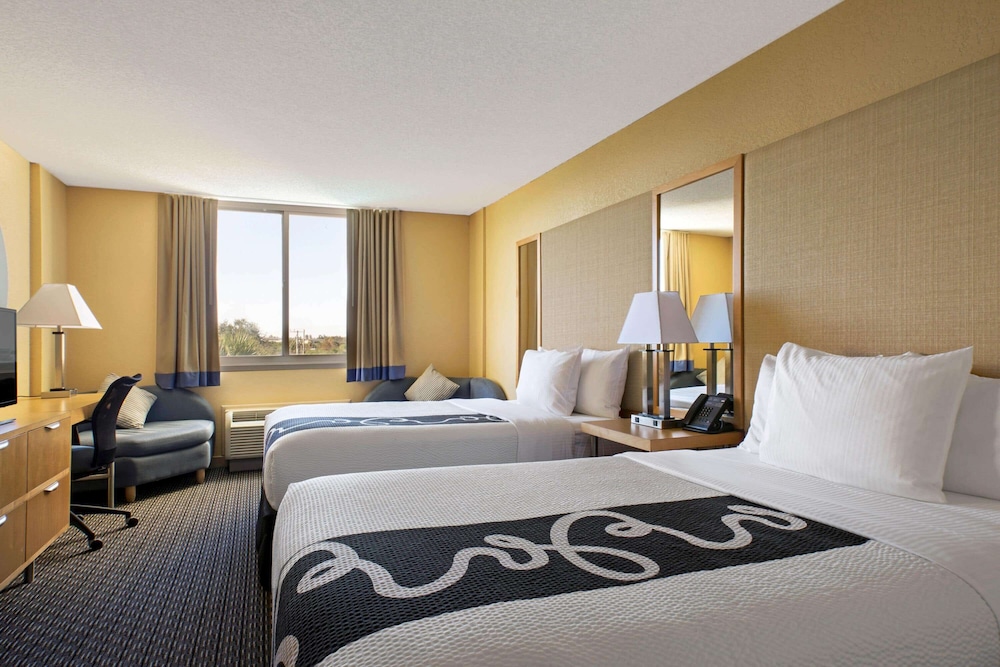 Suite, 1 Bedroom, Non Smoking (2 Full Beds) - Photo 3