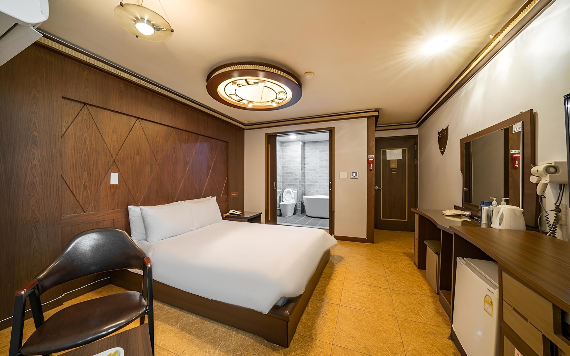 Room (Standard Room) - Photo 6