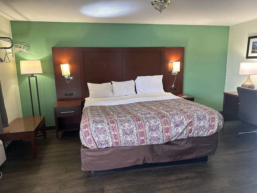 Room, 1 King Bed, Non Smoking - Photo 2