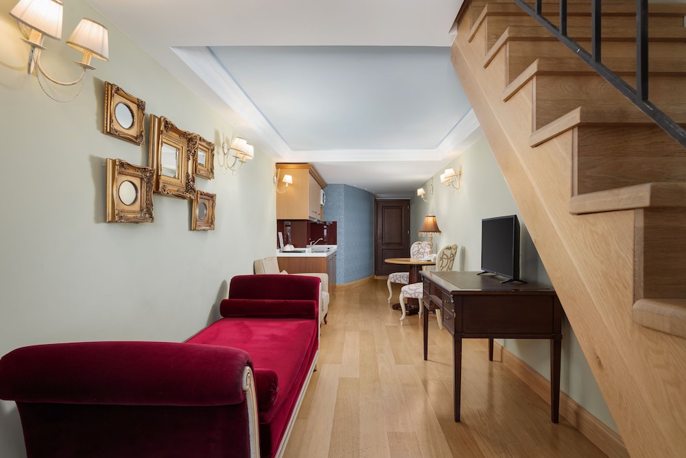 Junior Suite, Jetted Tub, Sea View thumbnail 5