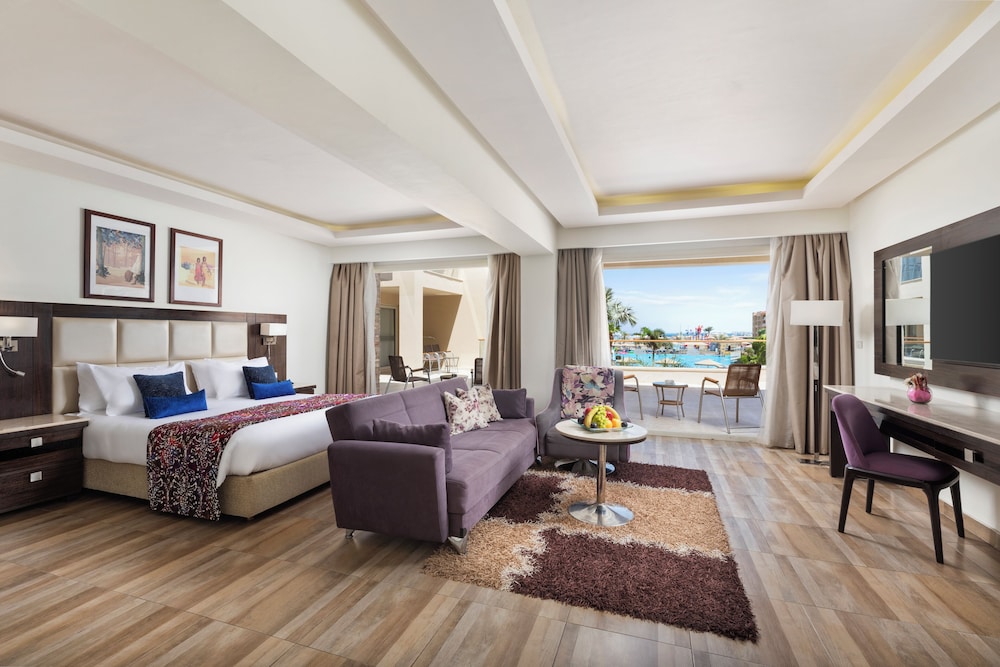 Deluxe Double Room thumbnail 5