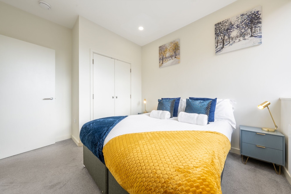 Luxury Apartment, Accessible, Private Bathroom (115N Platform North )