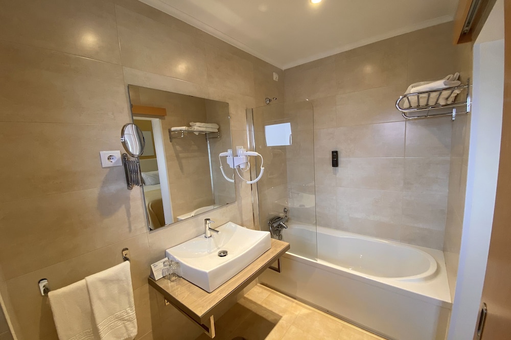 Standard Triple Room thumbnail 5