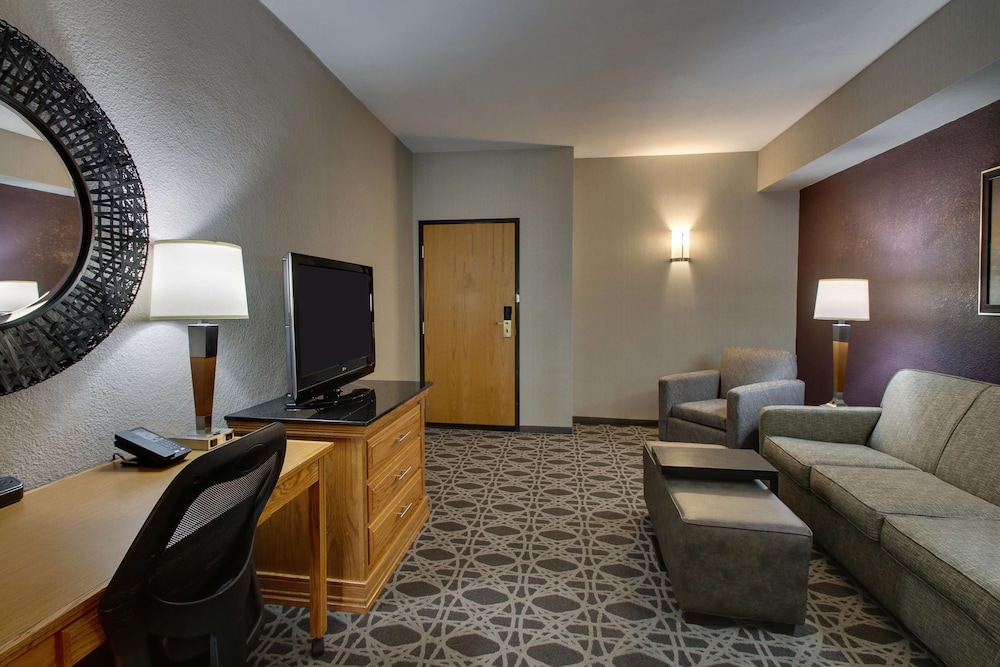 Deluxe Suite, Multiple Beds, Refrigerator & Microwave (2 Rooms, Kitchen)